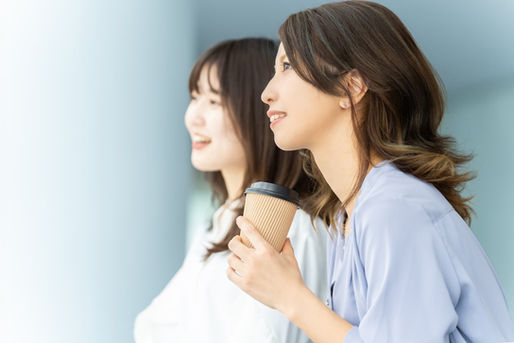 落ち着く二人の女性