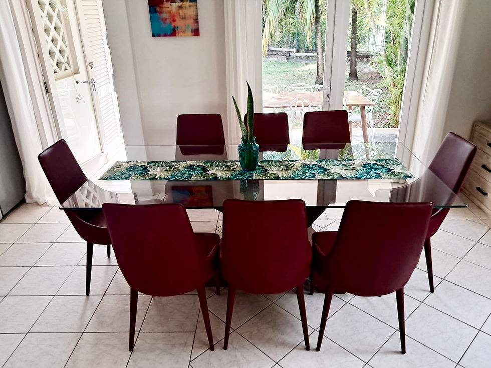 Salle à manger donnant sur la terrasse et le jardin