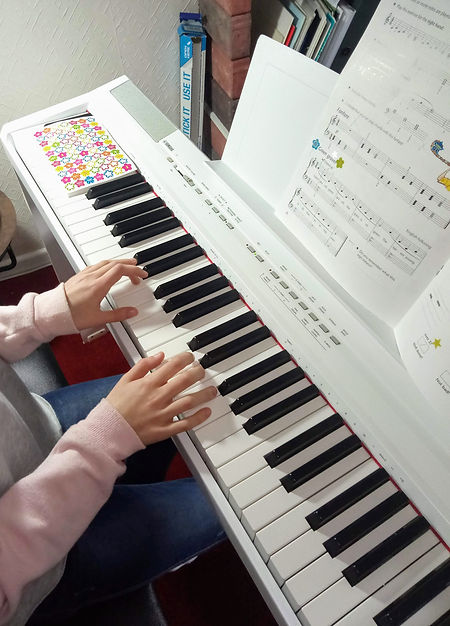 hands playing piano