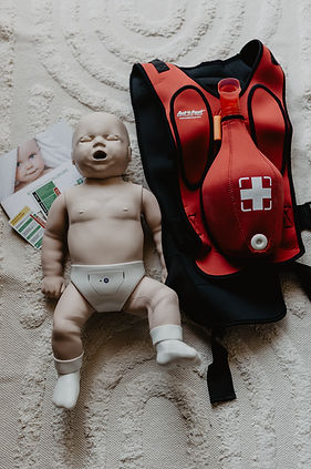 Übungspuppe für Säuglingsreanimation und Erste-Hilfe-Ausrüstung im Kindernotfallkurs