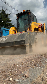 #AttachmentsExperts Sales Department I Mazio Attachments LLC headquarters: +1 561 766 0899 w: www.mazio.us e:sales@mazio.us a: Port St Lucie, FL 34952, USA Ventas I Mazio Colombia SAS Teléfonos: 318 458 9736 w: www.mazio.co e: colombia@mazio.it a: Carrera 20 #18-28 LC 17, Retiro, Antioquia. WhatsApp 3184589736 #pickupbroom #pickupsweeper #sslbroom #skidsteerbroom #ctlbroom #barredorabobcat #barredoraminicargador #barredoraretropala #barredoras #barredorarecolectora #bobcatbroom #catbroom Skid steer attachments Asphalt mini Paver Pick Up Broom Grinder Screening Concrete Grader Backhoe Snowblower rock breaker hydraulic backhoe pallet forks mulcher head auger steel tracks angled broom Dozer Grader Cold Planer cement mixer bucket excavator hydraulic rock breaker Hydraulic Hammer excavator VibroRipper Vibro Ripper Vibro-hammer excavator hardox bucket front loader hardox bucket long reach boom excavator front loader hydraulic quick coupler hitch piping forks Multifunctional Grabber Clamshell Bucket Rock Grapple Orange Peel Excavator Grapple Grabber Excavator Magnet. Somos Fabricantes de Martillos Hidraulicos, Barredoras, Baldes, Cucharones, Acoples, Horquillas Portapallet, Rápidos, Grapa Forestal, Demoledor, Cribadora, Trituradora, Rodillo Compactador, Brazo Excavador, Fresadora Asfalto, Pavimentadora, Cizalla, Pulpo para Chatarra, Demolicion, Excavación, Excavadora, Magneto, Garras, Brazos Largos, Desbrozador Forestal, Hoyador, Mezclador de Concreto, Niveladora, Vibromartillo, Vibroripper, Pulverizador, Baldes, Desmalezador, Horquillas Porta pallet y mas.