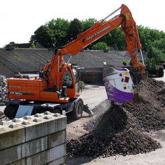 #AttachmentsExperts Sales Department I Mazio Attachments LLC headquarters: +1 561 766 0899 w: www.mazio.us e:sales@mazio.us a: Port St Lucie, FL 34952, USA Ventas I Mazio Colombia SAS Teléfonos: 318 458 9736 w: www.mazio.co e: colombia@mazio.it a: Carrera 20 #18-28 LC 17, Retiro, Antioquia. WhatsApp 3184589736 crushing and screening bucket Crushing Bucket Crusher Bucket for excavators Crushing bucket for recycling materials: concrete, rock, asphalt Crusher Bucket for excavator - application: recycling mixed material, wood and concrete #crusherbucket #excavatorcrusherbucket #crushingbucket #cucharatrituradora #cucharontriturador #quijadatrituradora #jawbucket #jawcrusherbucket #trituradorminicargador #trituradorexcavadora #excavatorattachments #skidsteerattachments #excavator #skidsteerloader Skid steer attachments Asphalt mini Paver Pick Up Broom Grinder Screening Concrete Grader Backhoe Snowblower rock breaker hydraulic backhoe pallet forks mulcher head auger steel tracks angled broom Dozer Grader Cold Planer cement mixer bucket excavator hydraulic rock breaker Hydraulic Hammer excavator VibroRipper Vibro Ripper Vibro-hammer excavator hardox bucket front loader hardox bucket long reach boom excavator front loader hydraulic quick coupler hitch piping forks Multifunctional Grabber Clamshell Bucket Rock Grapple Orange Peel Excavator Grapple Grabber Excavator Magnet. #martillohidraulico #martilloshidraulicos #martillodemoledor #martillo #martillobobcat #Demoledor #maziocolombia #martillomazio #Mazio #attachmentsexperts #martillohidraulicocolombia #bogota #barranquilla #cali #medellin #cartagena #sslbackhoe #skidsteerbackhoe #ctlbackhoe #brazoexcavador #brazobobcat #brazominicargador #brazominipala #accesoriobrazominicargador Somos Fabricantes de Martillos Hidraulicos, Barredoras, Baldes, Cucharones, Acoples, Horquillas Portapallet, Rápidos, Grapa Forestal, Demoledor, Cribadora, Trituradora, Rodillo Compactador, Brazo Excavador, Fresadora Asfalto, Pavimentadora, Cizalla, Pulpo para Chatarra, Demolicion, Excavación, Excavadora, Magneto, Garras, Brazos Largos, Desbrozador Forestal, Hoyador, Mezclador de Concreto, Niveladora, Vibromartillo, Vibroripper, Pulverizador, Baldes, Desmalezador, Horquillas Porta pallet y mas.