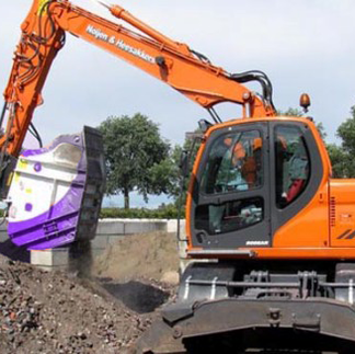 #AttachmentsExperts Sales Department I Mazio Attachments LLC headquarters: +1 561 766 0899 w: www.mazio.us e:sales@mazio.us a: Port St Lucie, FL 34952, USA Ventas I Mazio Colombia SAS Teléfonos: 318 458 9736 w: www.mazio.co e: colombia@mazio.it a: Carrera 20 #18-28 LC 17, Retiro, Antioquia. WhatsApp 3184589736 crushing and screening bucket Crushing Bucket Crusher Bucket for excavators Crushing bucket for recycling materials: concrete, rock, asphalt Crusher Bucket for excavator - application: recycling mixed material, wood and concrete #crusherbucket #excavatorcrusherbucket #crushingbucket #cucharatrituradora #cucharontriturador #quijadatrituradora #jawbucket #jawcrusherbucket #trituradorminicargador #trituradorexcavadora #excavatorattachments #skidsteerattachments #excavator #skidsteerloader Skid steer attachments Asphalt mini Paver Pick Up Broom Grinder Screening Concrete Grader Backhoe Snowblower rock breaker hydraulic backhoe pallet forks mulcher head auger steel tracks angled broom Dozer Grader Cold Planer cement mixer bucket excavator hydraulic rock breaker Hydraulic Hammer excavator VibroRipper Vibro Ripper Vibro-hammer excavator hardox bucket front loader hardox bucket long reach boom excavator front loader hydraulic quick coupler hitch piping forks Multifunctional Grabber Clamshell Bucket Rock Grapple Orange Peel Excavator Grapple Grabber Excavator Magnet. #martillohidraulico #martilloshidraulicos #martillodemoledor #martillo #martillobobcat #Demoledor #maziocolombia #martillomazio #Mazio #attachmentsexperts #martillohidraulicocolombia #bogota #barranquilla #cali #medellin #cartagena #sslbackhoe #skidsteerbackhoe #ctlbackhoe #brazoexcavador #brazobobcat #brazominicargador #brazominipala #accesoriobrazominicargador Somos Fabricantes de Martillos Hidraulicos, Barredoras, Baldes, Cucharones, Acoples, Horquillas Portapallet, Rápidos, Grapa Forestal, Demoledor, Cribadora, Trituradora, Rodillo Compactador, Brazo Excavador, Fresadora Asfalto, Pavimentadora, Cizalla, Pulpo para Chatarra, Demolicion, Excavación, Excavadora, Magneto, Garras, Brazos Largos, Desbrozador Forestal, Hoyador, Mezclador de Concreto, Niveladora, Vibromartillo, Vibroripper, Pulverizador, Baldes, Desmalezador, Horquillas Porta pallet y mas.