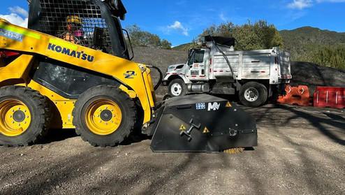 #AttachmentsExperts Sales Department I Mazio Attachments LLC headquarters: +1 561 766 0899 w: www.mazio.us e:sales@mazio.us a: Port St Lucie, FL 34952, USA Ventas I Mazio Colombia SAS Teléfonos: 318 458 9736 w: www.mazio.co e: colombia@mazio.it a: Carrera 20 #18-28 LC 17, Retiro, Antioquia. WhatsApp 3184589736 #pickupbroom #pickupsweeper #sslbroom #skidsteerbroom #ctlbroom #barredorabobcat #barredoraminicargador #barredoraretropala #barredoras #barredorarecolectora #bobcatbroom #catbroom Skid steer attachments Asphalt mini Paver Pick Up Broom Grinder Screening Concrete Grader Backhoe Snowblower rock breaker hydraulic backhoe pallet forks mulcher head auger steel tracks angled broom Dozer Grader Cold Planer cement mixer bucket excavator hydraulic rock breaker Hydraulic Hammer excavator VibroRipper Vibro Ripper Vibro-hammer excavator hardox bucket front loader hardox bucket long reach boom excavator front loader hydraulic quick coupler hitch piping forks Multifunctional Grabber Clamshell Bucket Rock Grapple Orange Peel Excavator Grapple Grabber Excavator Magnet. Somos Fabricantes de Martillos Hidraulicos, Barredoras, Baldes, Cucharones, Acoples, Horquillas Portapallet, Rápidos, Grapa Forestal, Demoledor, Cribadora, Trituradora, Rodillo Compactador, Brazo Excavador, Fresadora Asfalto, Pavimentadora, Cizalla, Pulpo para Chatarra, Demolicion, Excavación, Excavadora, Magneto, Garras, Brazos Largos, Desbrozador Forestal, Hoyador, Mezclador de Concreto, Niveladora, Vibromartillo, Vibroripper, Pulverizador, Baldes, Desmalezador, Horquillas Porta pallet y mas.