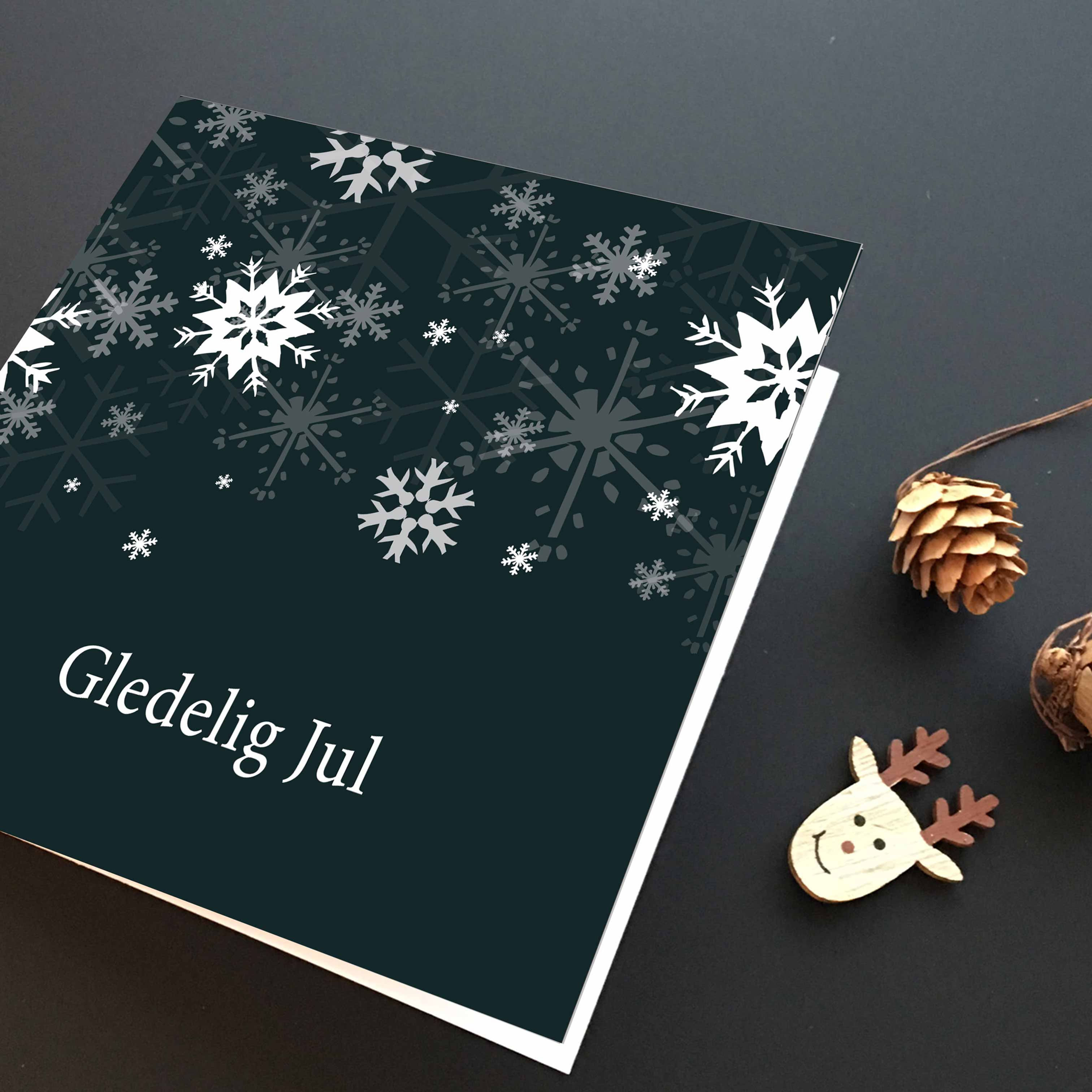 Julekort, dobbelt med snøkrystaller. Sort bakgrunn med hvite illustrasjoner