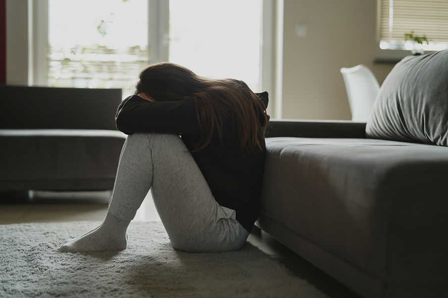 caucasian-broken-woman-sitting-at-the-floor-in-liv-2022-10-22-02-14-12-utc.jpg