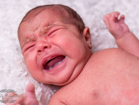 7 motivi perchè un neonato piange durante una sessione fotografica New Born