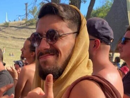 Ofek Kimhi, 23: 'Het leven was een feest', was een doorgewinterde Hapoel TA-fan. Vermoord door Hamas op het Supernova-muziekfestival op 7 oktober