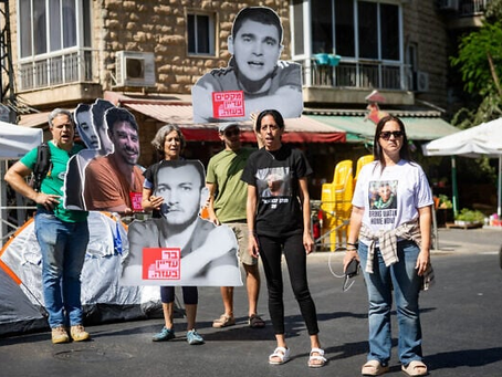 Families van gijzelaars roepen noodtoestand uit en zetten kamp op bij huis van premier, vanwege het offensief van de IDF in Gaza-Stad