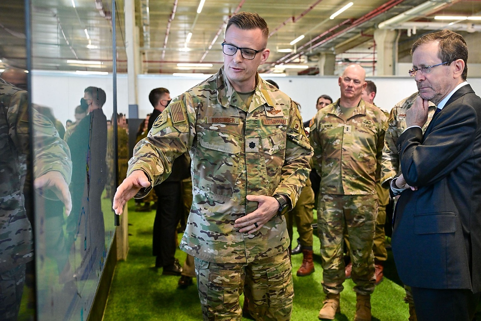 President Isaac Herzog bezoekt het civiel-militaire coördinatie centrum in Kiryat Gat