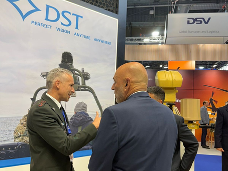 Volle stands en tientallen internationale delegaties: Israëlische defensiebedrijven trekken veel belangstelling op Eurosatory 2026, ondanks Franse beperkingen.