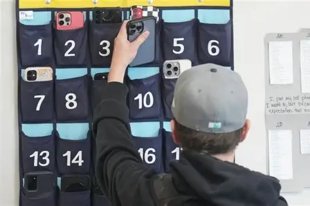 Het proefverbod van Tel Aviv op smartphones op middelbare scholen stuit op tegenstand van studenten die niet van plan zijn hieraan te voldoen