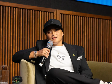 Tijdens het diner van de UJIA in Londen zei ex-gijzelaar Emily Damari: 'Ik heb ervoor gekozen geen slachtoffer te worden toen ik gegijzeld werd'