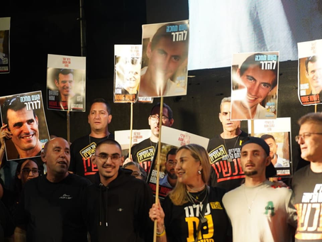 Rom Braslavski en Nimrod Cohen voor het eerst op het Gijzelaarsplein: 'Hamas zei dat niemand voor ons zou vechten'