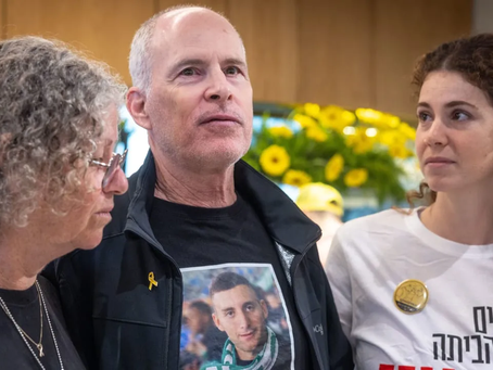 Voormalig gijzelaar Keith Siegel vertelt over zijn verschrikkelijke beproeving aan de Knesset: 'een deel van mij bleef in Gaza'