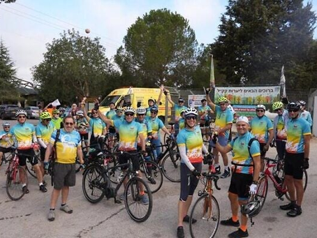 Fietsen voor vrede: fietsers van over de hele wereld doen mee aan de eerste Israel Ride sinds 7 oktober 2023