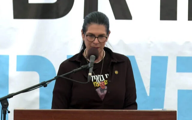 De eerste toespraken: De vader van Ran Gvili: "Ik mis je elke seconde"; moeder Talik Gviliz kuste zijn kist; zijn zus omhelsde de kist "Je zult voor altijd in mijn dromen verschijnen"