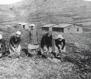 Ter ere van Internationale Vrouwendag: KKL-JNF onthult historische foto's van de moedige vrouwen die in de begindagen van het zionisme naar het land Israël emigreerden