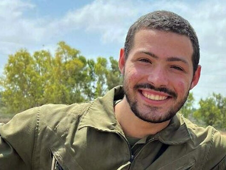 Het door Hamas dinsdagavond overhandigde lijk blijkt te zijn van Israëlisch-Amerikaanse gijzelaar Itay Chen,19