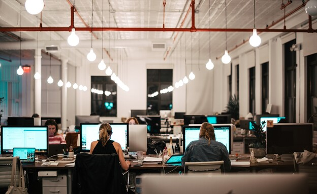N12News: AI maakt werknemers overbodig,18.000 banen in de hightechsector verdwenen