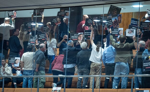 N12News: nabestaanden van gijzelaars keren zich af van Knessetleden in aanloop naar stemming over politiek benoemd onderzoek op 7 oktober