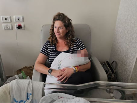 De weduwe van de dode gijzelaar Tal Haimi bevalt van haar vierde zoon