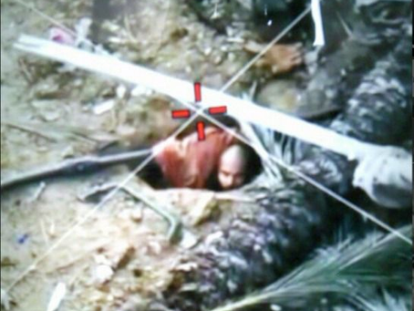 VIDEO: Een terrorist die zich voorbereidde om een tunnelschacht te verlaten werd geëlimineerd en wapens werden gevonden in kussens