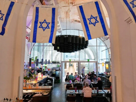 Een café in Wenen biedt een toevluchtsoord voor Israël supporters nu de spanningen rond het Eurovisie Songfestival oplopen
