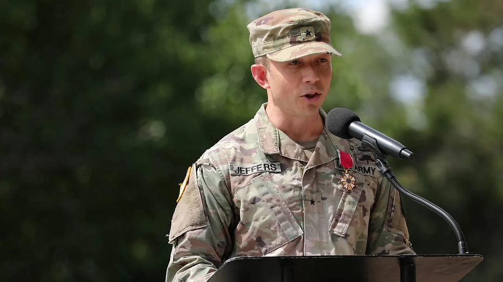 Brigadegeneraal Jasper Jeffers, de plaatsvervangend bevelhebber van de manoeuvre-eenheid van de 3e Infanteriedivisie, spreekt de aanwezigen toe tijdens zijn afscheidsceremonie in Fort Stewart, Georgia, VS, op 26 mei 2022. Foto Reuters
