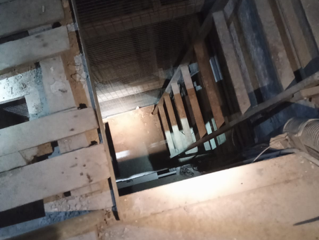 Tunnelschacht ontdekt waarin een lift en talloze wapens gevonden