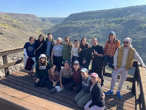 Jonge Joden uit de diaspora vinden betekenis en gemeenschap door vrijwilligerswerk te doen in Israël tijdens Chanoeka