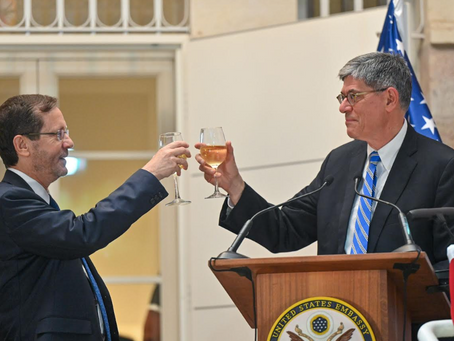 President Isaac Herzog bij receptie op Amerikaanse ambassade ter gelegenheid van Amerikaanse Onafhankelijkheidsdag
