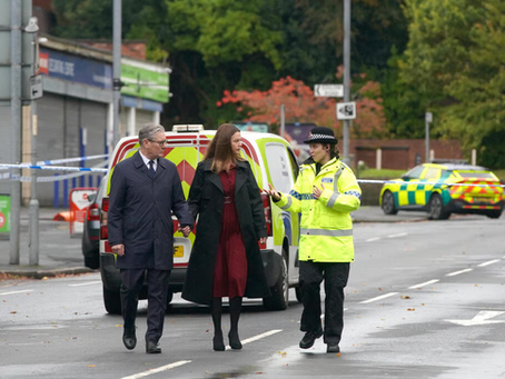 Premier Starmer bezoekt synagoge in Manchester en politie Manchester bevestigt dat één slachtoffer van aanval op synagoge in Manchester per ongeluk door agenten is neergeschoten