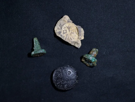 Zeldzaam christelijk amulet met bijbelfragment en oud stenen zegel opgegraven op Turkse locatie, meldt Michele Ruzgar Massa van de Bilkent Universiteit