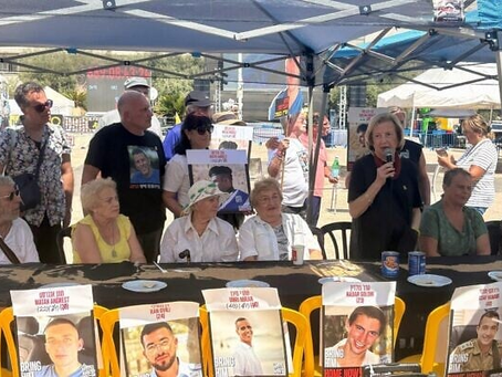 Holocaust-overlevenden verzamelen zich op het Gijzelaarsplein om solidariteit te tonen: 'We weten wat angst is'