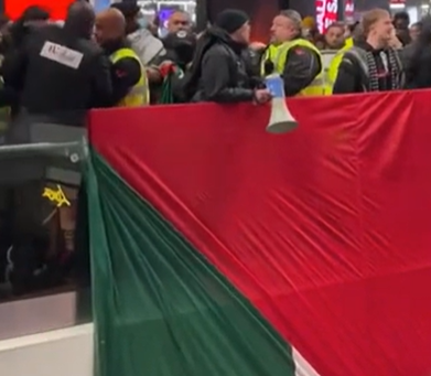 N12News: vrijdag, Tweede Kerstdag, in groot winkelcentrum in hart van Londen zwaaiden demonstranten met enorme Palestijnse vlaggen en riepen op om "te stoppen met bewapenen Israël