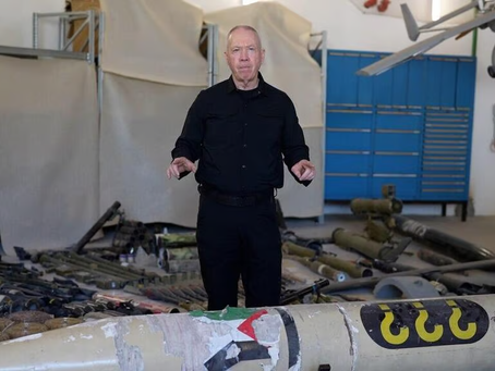 Minister van Defensie Gallant bezoekt de tentoonstelling van de IDF-documenten en de verzameling technische middelen