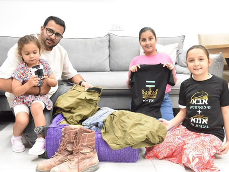 Nadat ze de kinderen naar school hebben gebracht, moeten Israëlische vaders terug als IDF reservist terwijl gezinnen de last dragen