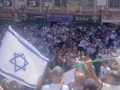 VIDEO: De Syrische president Ahmed al-Sharaa beschuldigt Israël van pogingen om 'macht te verwerven' terwijl demonstranten in Sweida met de Israëlische vlag zwaaien vanwege IDF hulp