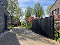zwarte tuinpoort met grote doorrij mogelijkheid