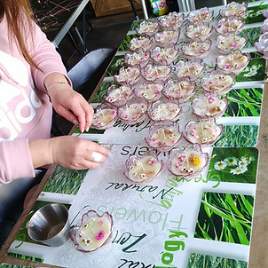 Installation des fleurs séchées et finitions des bougies