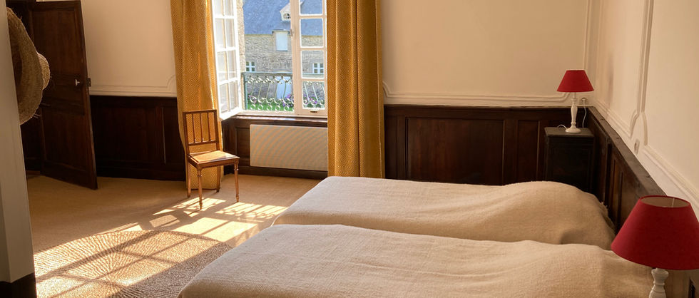 Domaine de la Motte-Basse - Gîte de l'Orangerie - Chambre lumineuse avec deux lits simples