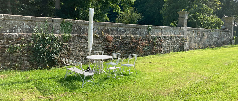 Domaine de la Motte-Basse - Gîte de l'Orangerie - Déjeuner dans le jardin