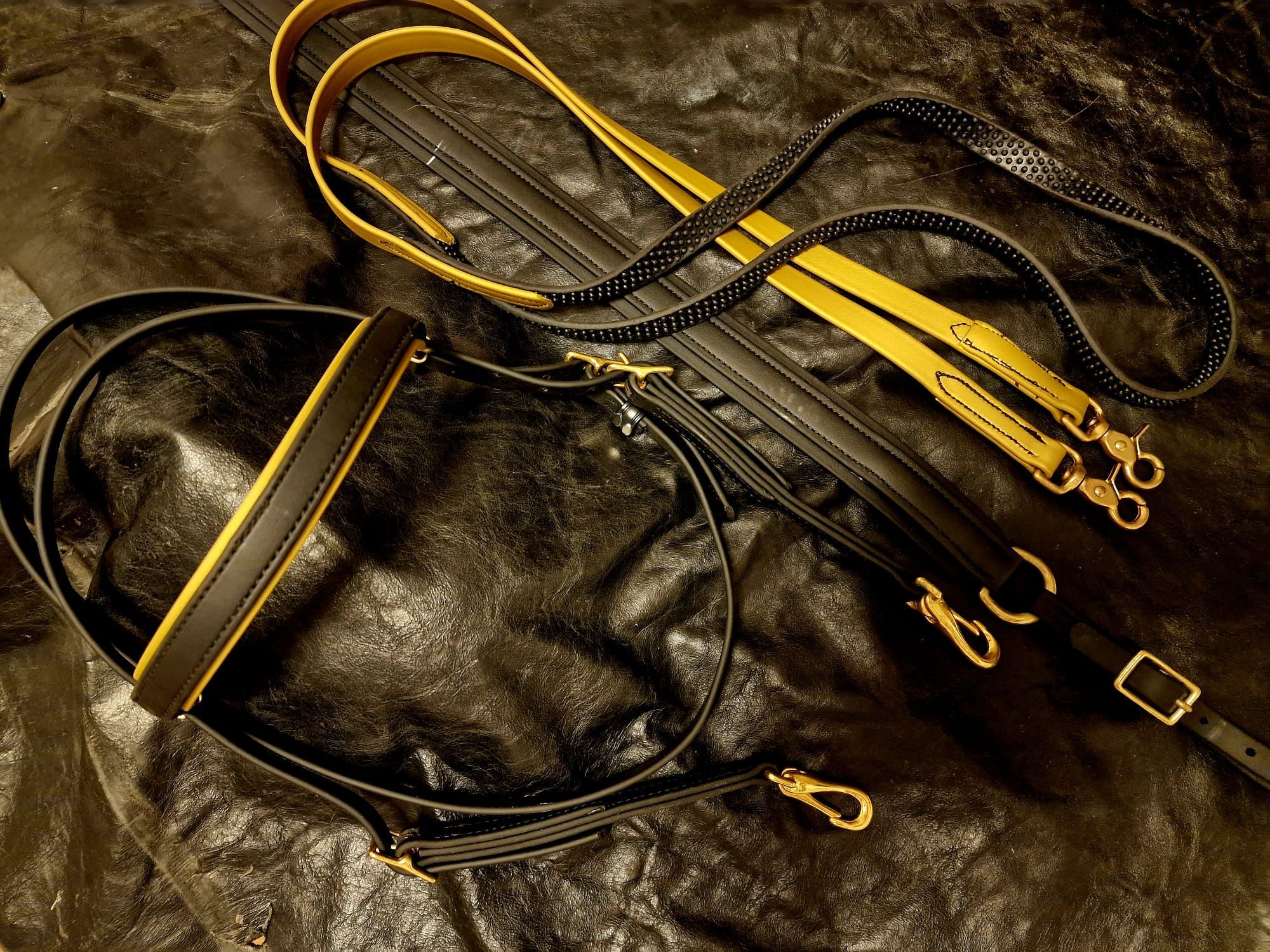 ופליז / שחור💥מבצע 💥סט 2 חלקים:ראשיית רכיבה ביוטן ומושכות