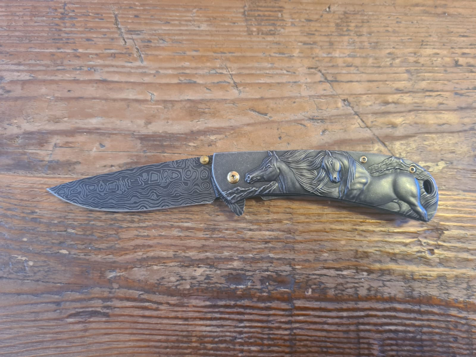 אולר עם ידית אלומיניום מעוטרת בהטבעות סוסים משני הצדדים. בסגנון רטרו