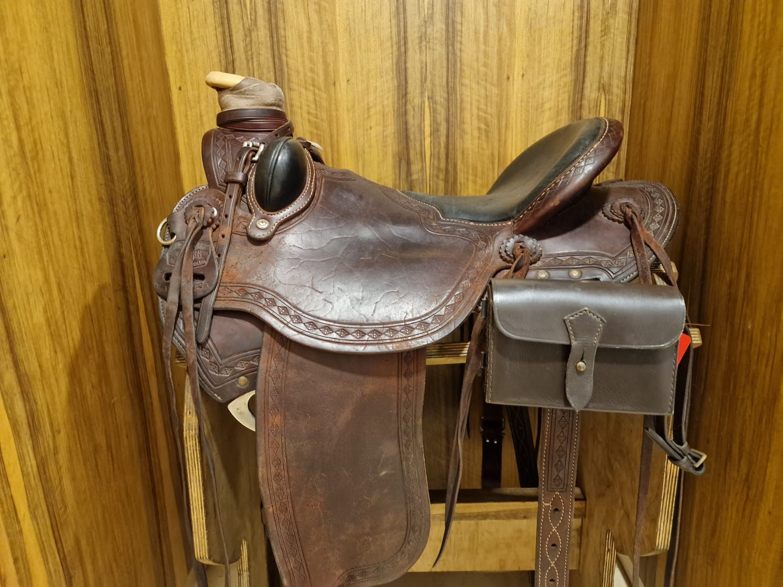 סט: מארז מתכת לפיקניק ובקבוק שתייה ממתכת, מכוסות עור,