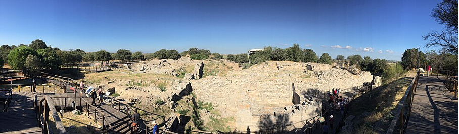 Troya surlarının panorama görünümü (M.Ö. 1700-950 yılları arasında yapılmıştır)