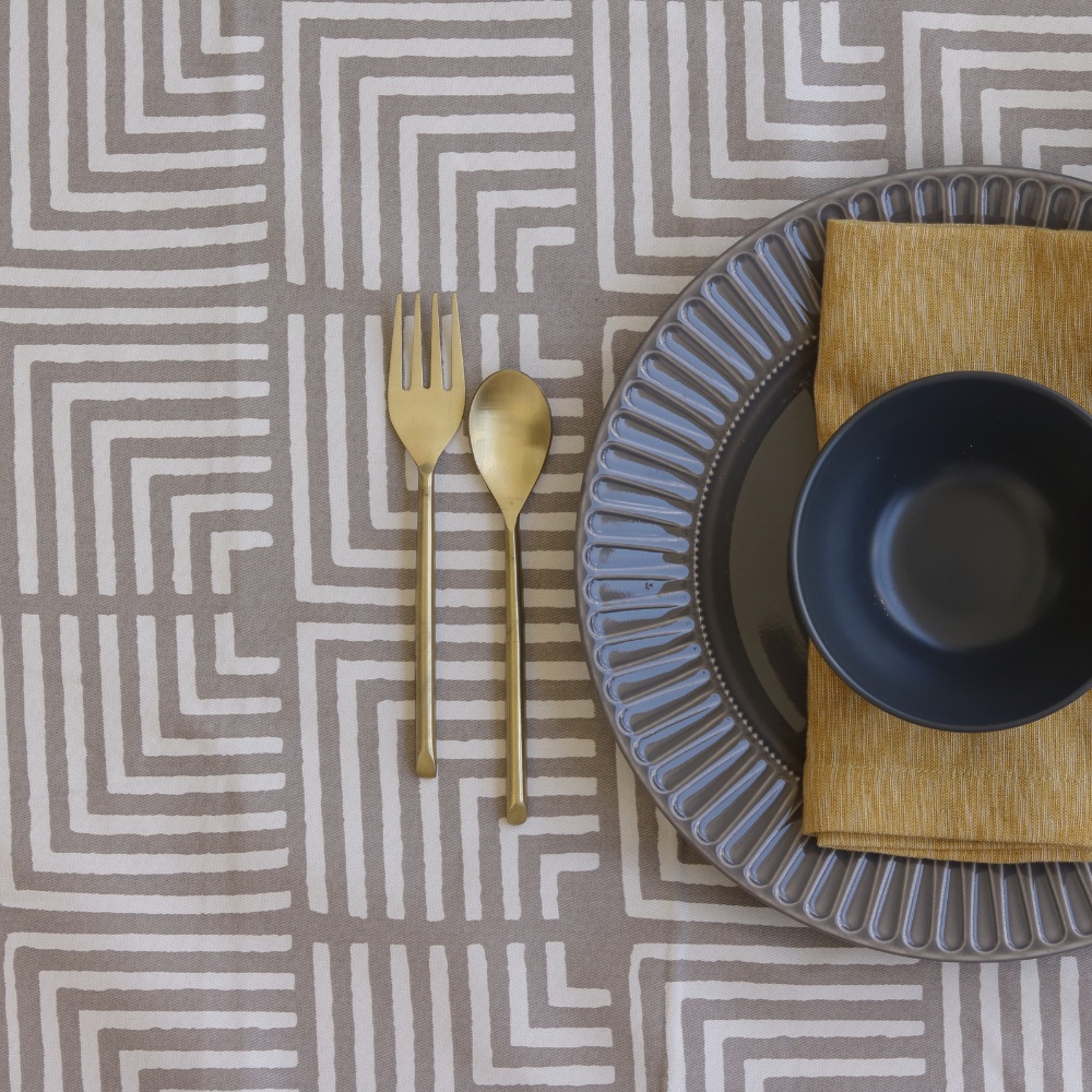 Echoes in the well - Wipeable Anti-slip Cotton Tablecloth