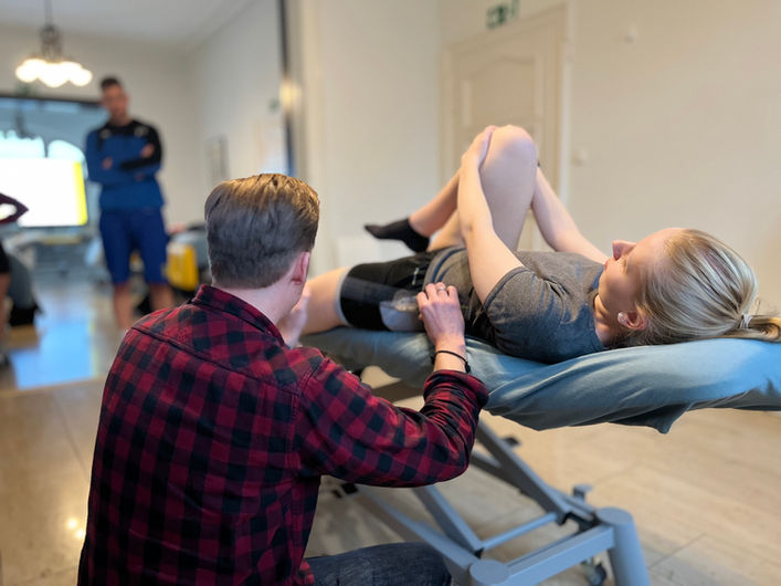 Physiotherapie / Physiotherapeut / Physiotherapeutin / Physiotherapieausbildung / Physiotherapieschule / Unterricht Physiotherapie / Dozenten-Physiotherapie / Gisela Eckstein Akademie / NRW Physiotherapie / Menden / Menden Sauerland / Wilhelmstraße, 58706 Menden (Sauerland) / Skelett Hüfte / Skelett Hüfte Mensch / gegen Hüftschmerzen / Spiraldynamik Hüfte / Hüfte Sehen und Bänder / Hüfte Anatomie Muskeln / menschliches Skelett Hüfte / Physiotherapie Übungen / Übungen Physiotherapie / Übungen in der Physiotherapie