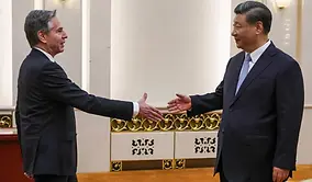 Chinese President Xi Jinping (right) greets US Secretary of State Antony Blinken in the Gr